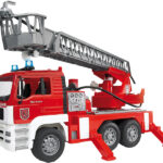 Camion pompier MAN avec grande échelle et gyrophare