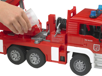 Camion pompier MAN avec grande échelle et gyrophare – Image 5