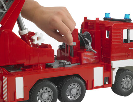 Camion pompier MAN avec grande échelle et gyrophare – Image 6