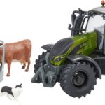 VALTRA T avec fourche élévatrice, mangeoire et vaches