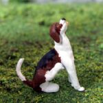 Chien brun et blanc assis