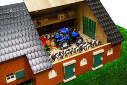 Corps de ferme en bois avec maison d'habitation et étable – Image 3