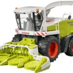 Ensileuse à maïs CLAAS Jaguar 900 avec bec repliable