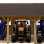 Hangar bois pour 3 tracteurs de type BRUDER