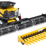 NEW HOLLAND CR11 Moissonneuse batteuse sur chenilles avec barre de coupe et bec à maïs